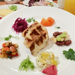 焼きたてクロッフルとこだわり野菜のヘルシープレート